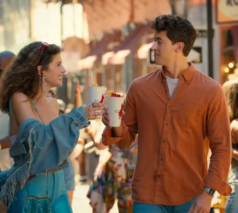 Llega a Netflix 'Gente que conocemos en vacaciones', la adaptación de la novela de Emily Henry