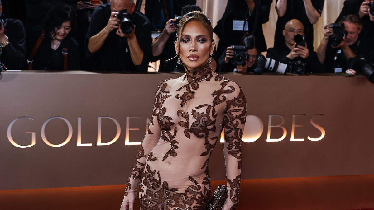 Jennifer López en la alfombra roja de los Globos de Oro.