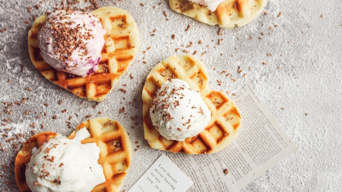 Gofres en forma de corazón con helado