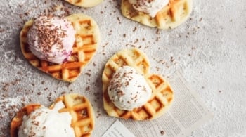 Gofres en forma de corazón con helado