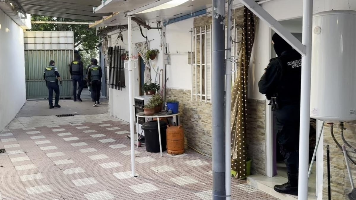 Mascarillas en pandemia, cocaína, relojes y chalecos antibalas: el botín de los guardias civiles de la Cañada Real