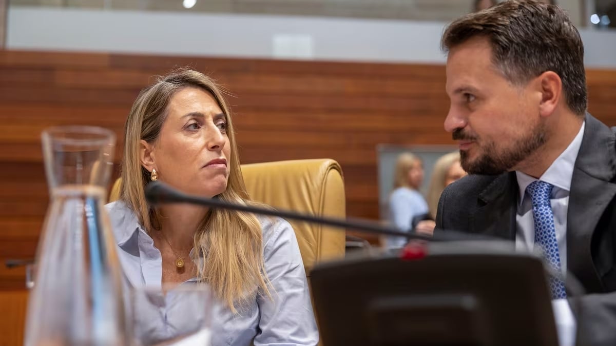 La presidenta de Extremadura en funciones y líder del PP regional, María Guardiola, y su segundo, Abel Bautista, en un pleno de la Asamblea