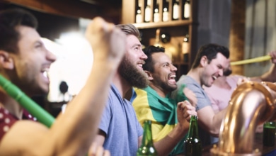 LaLiga pagará 50 euros a quienes denuncien bares que emitan fútbol ilegalmente: ¿cómo detectarlo?