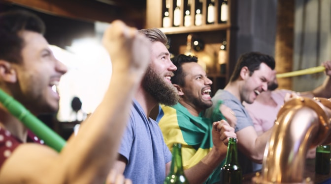 LaLiga pagará 50 euros a quienes denuncien bares que emitan fútbol ilegalmente: ¿cómo detectarlo?