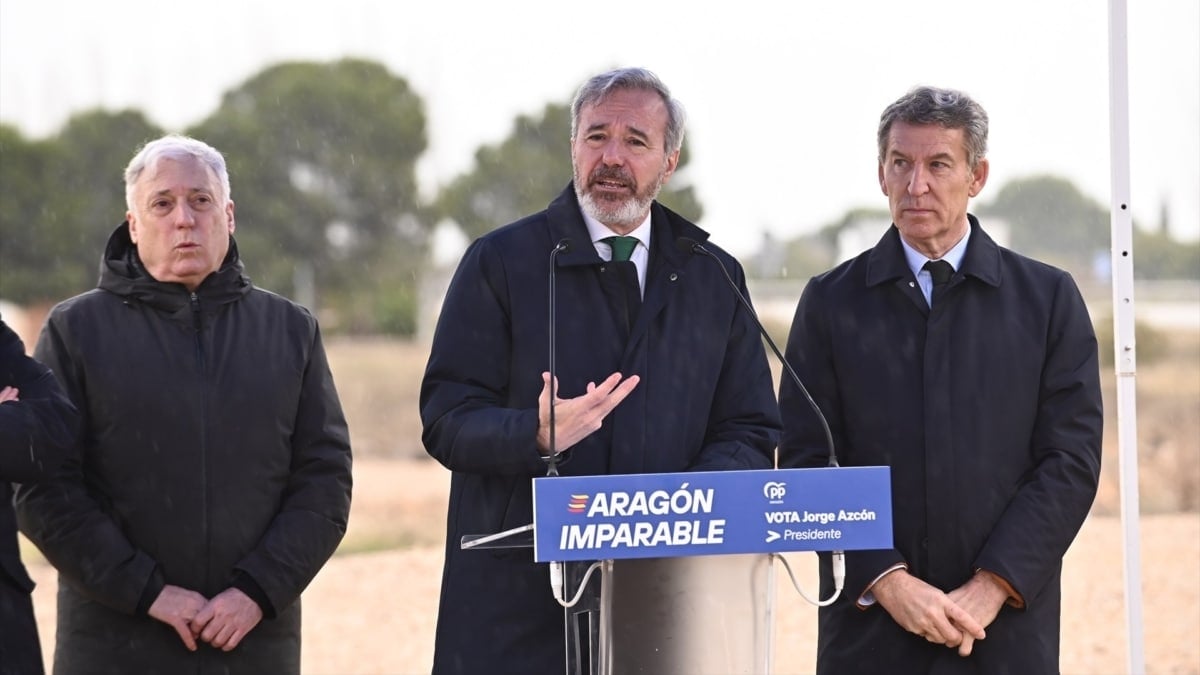 El presidente del PP, Alberto Núñez Feijóo, y el candidato del PP a la reelección a la Presidencia del Gobierno de Aragón, Jorge Azcón, durante una rueda de prensa, en la fábrica Stellantis, a 28 de enero de 2026, en Figueruelas, Zaragoza, Aragón (España). Stellantis Zaragoza es una de las plantas automovilísticas más importantes de España y actualmente se encuentra en plena transición hacia el coche eléctrico y la producción de baterías.