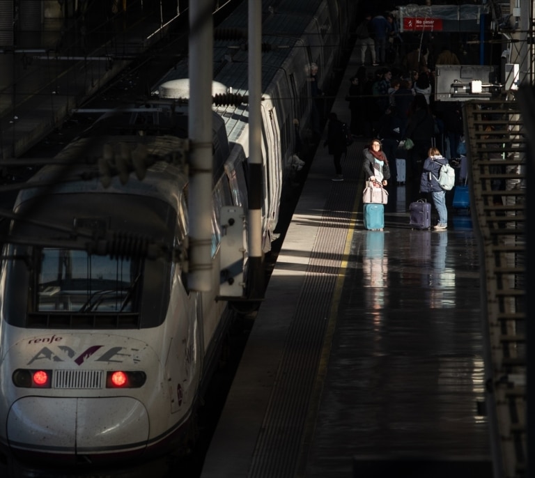 Los trenes con origen o destino Madrid acumulan retrasos de más de dos horas por una incidencia de Adif