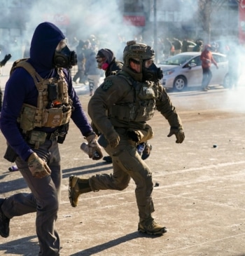 Los dos agentes que mataron a Pretti en Mineápolis, apartados del servicio