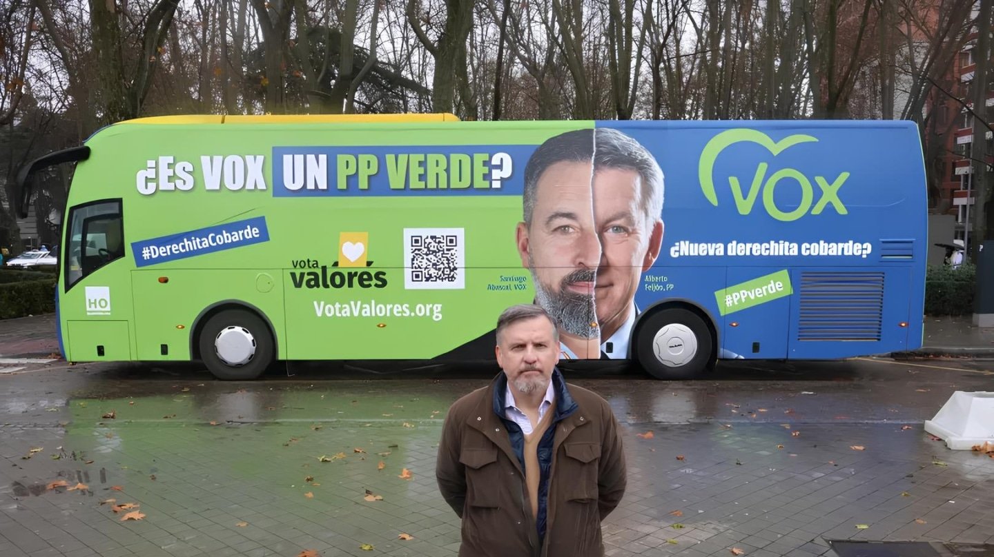 El presidente de Hazte Oír, Ignacio Arsuaga, posa frente al bus con el que critica a Vox ser "un PP verde" de cara a las elecciones de Aragón