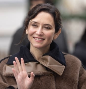 Ayuso defiende a Julio Iglesias y ataca a la "ultraizquierda": "Las mujeres [...]