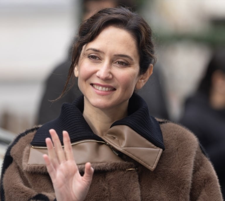 Ayuso defiende a Julio Iglesias y ataca a la "ultraizquierda": "Las mujeres violadas y atacadas están en Irán"