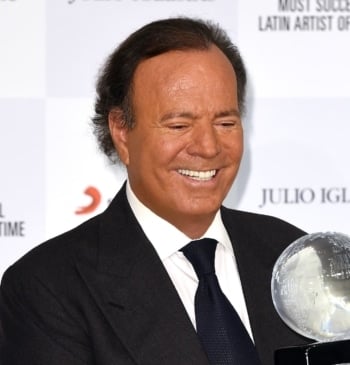Julio Iglesias niega haber "abusado, coaccionado o faltado al respeto a ninguna [...]