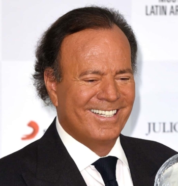 Julio Iglesias demanda a Yolanda Díaz y le reclama 50.000 euros por [...]