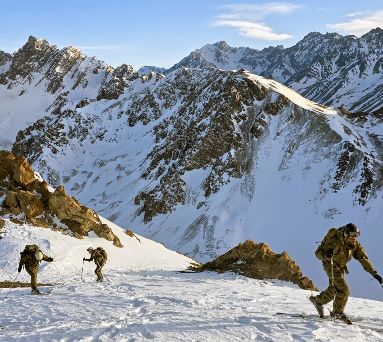Cazadores de Montaña, los militares españoles preparados para desplegarse en Groenlandia: "Su ADN es el frío extremo"