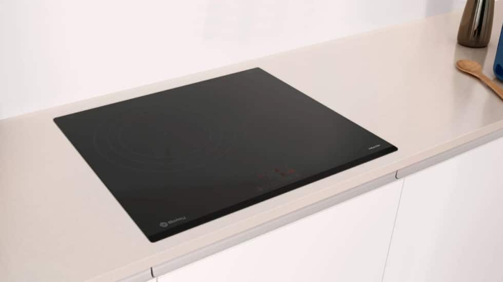 Así es la placa de inducción Balay que mejor se adapta a tu forma de cocinar (y a cualquier tamaño de sartén)