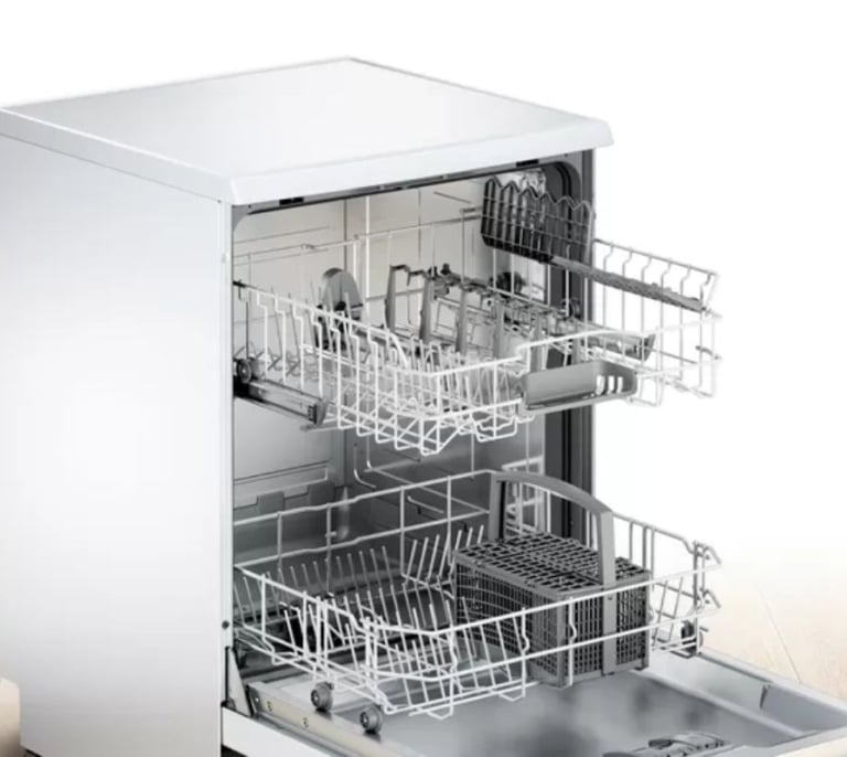 ¿Lavavajillas o lavar a mano? Los expertos zanjan el eterno debate con la opción más sostenible y eficiente