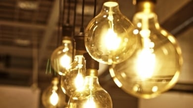 Precio de la luz hoy, 15 de enero de 2026: por qué cambia tanto a lo largo del día