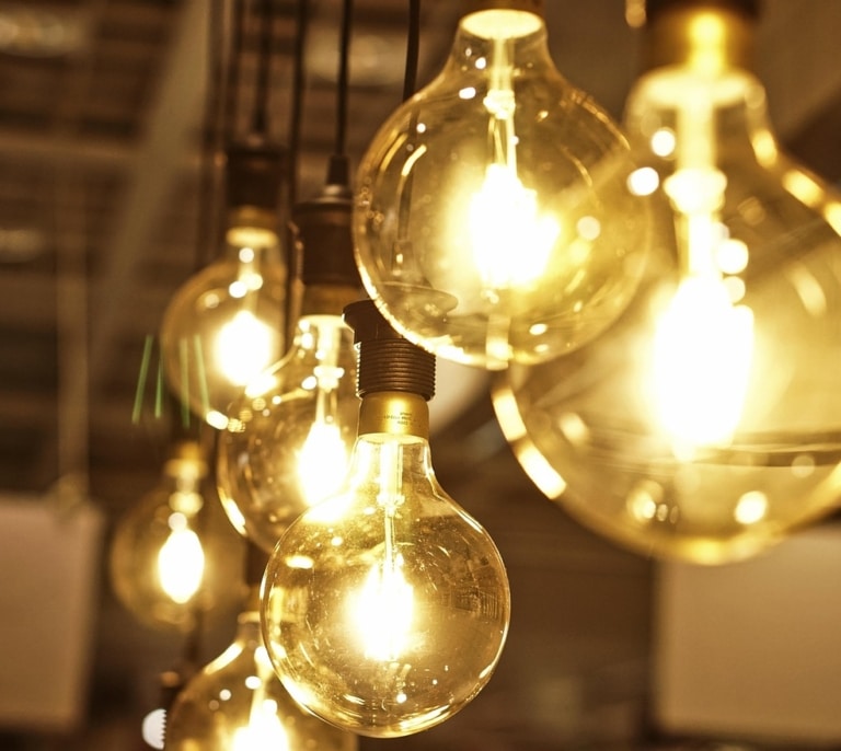 Precio de la luz hoy, 15 de enero de 2026: por qué cambia tanto a lo largo del día