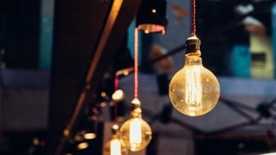 Precio de la luz hoy, 23 de enero de 2026: qué bombillas consumen menos y cómo afectan