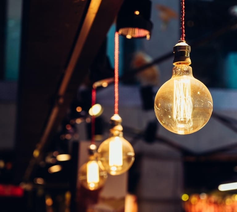 Precio de la luz hoy, 23 de enero de 2026: qué bombillas consumen menos y cómo afectan