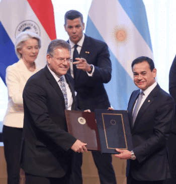 La UE y Mercosur firman su tratado contra los elementos: "Elegimos el [...]