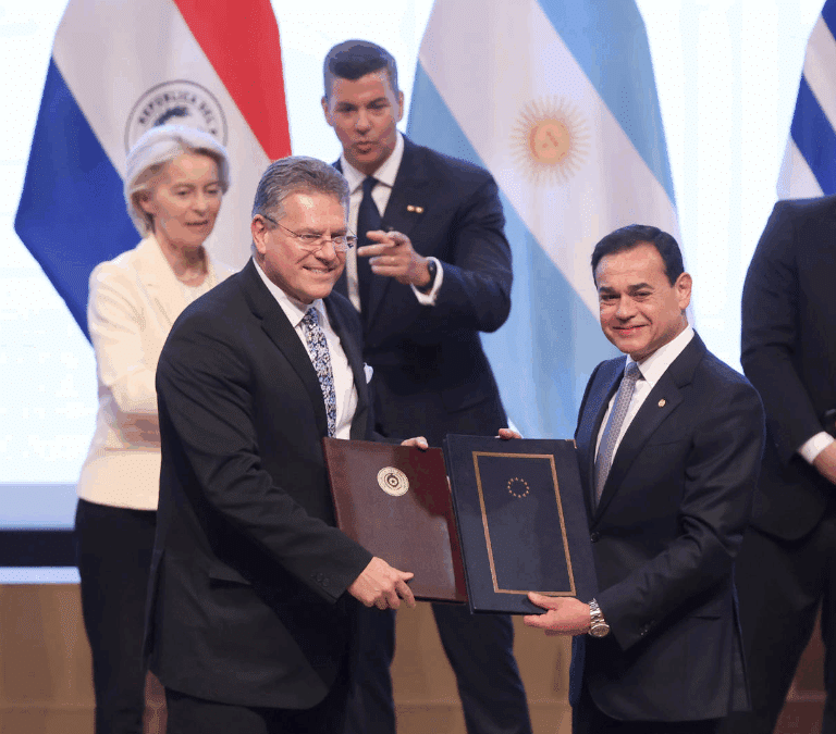 La UE y Mercosur firman su tratado contra los elementos: "Elegimos el comercio justo frente a los aranceles"