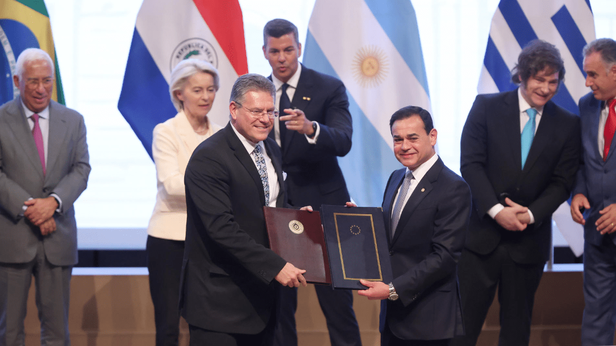 El Comisario de Comercio de la Comisión Europea, Maroš Šefčovič (izda.), y el ministro de Relaciones Exteriores de Paraguay, Rubén Ramírez, posan con los documentos del acuerdo de libre comercio firmados entre la Unión Europea (UE) y los países del Mercosur.