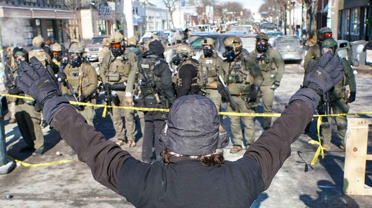 Un manifestante confronta a los agentes federales en Minneápolis tras el asesinato del enfermero Pretti.