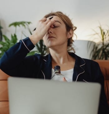 ¿Por qué vemos "moscas" o manchas negras y cuándo debemos acudir al [...]