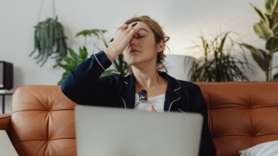 ¿Por qué vemos "moscas" o manchas negras y cuándo debemos acudir al médico?