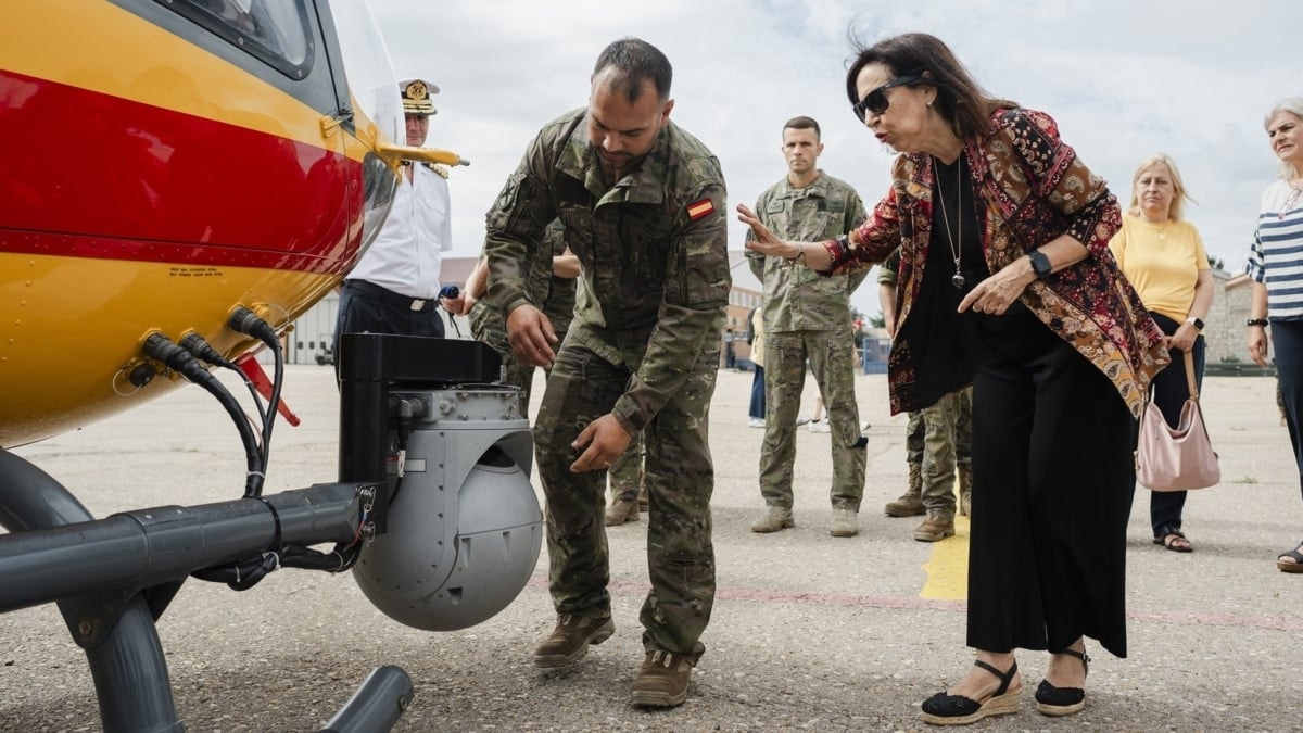 La ministra de Defensa, Margarita Robles, durante una visita a las Fuerzas Aeromóviles del Ejército de Tierra en Colmenar Viejo, Madrid.