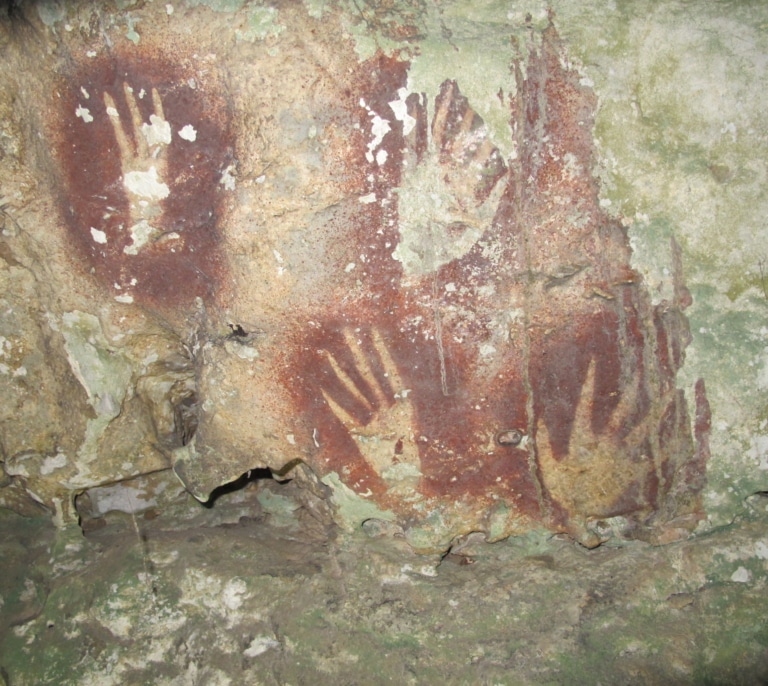 Descubren la pintura rupestre más antigua del mundo, con más de 67.800 años
