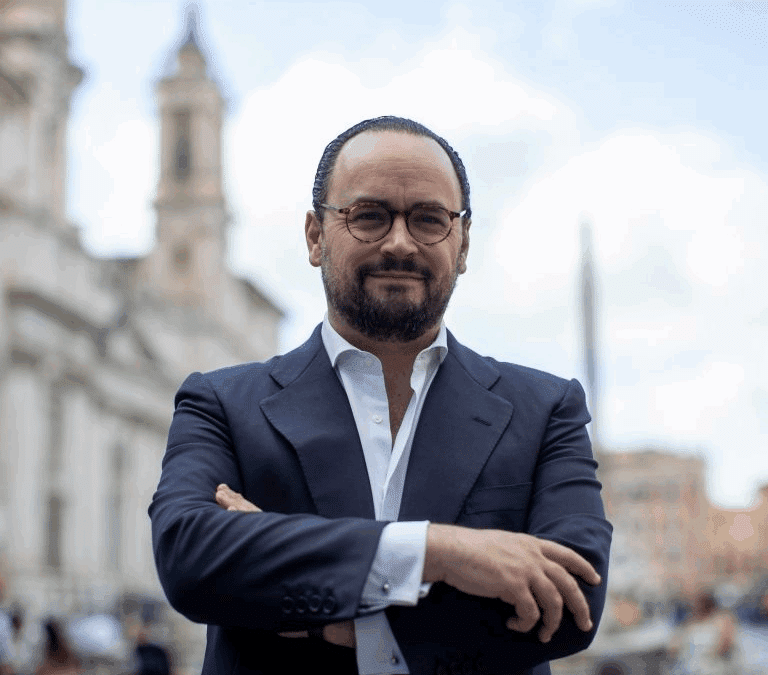 Ignacio Peyró declara su "profunda consternación" y se compromete a actualizar su biografía de Julio Iglesias