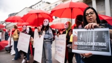 Entre la aparente autonomía y la esclavitud encubierta: el rostro oculto de la prostitución en España