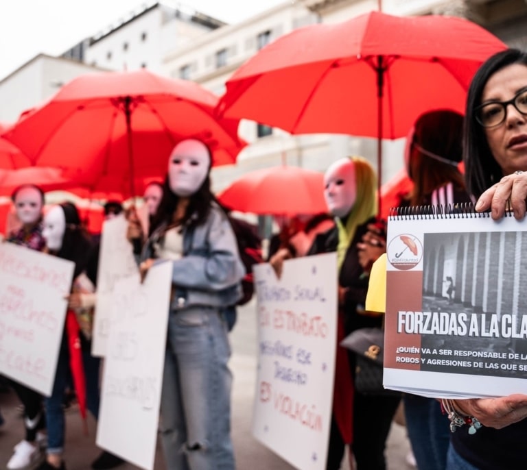 Entre la aparente autonomía y la esclavitud encubierta: el rostro oculto de la prostitución en España