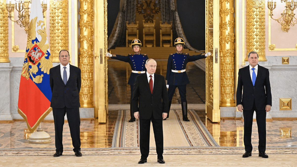 Vladímir Putin este viernes en el Kremlin durante la recepción de cartas credenciales, flanqueado por su ministro de Exteriores, Sergei Lavrov, y el asesor Yuri Ushakov.