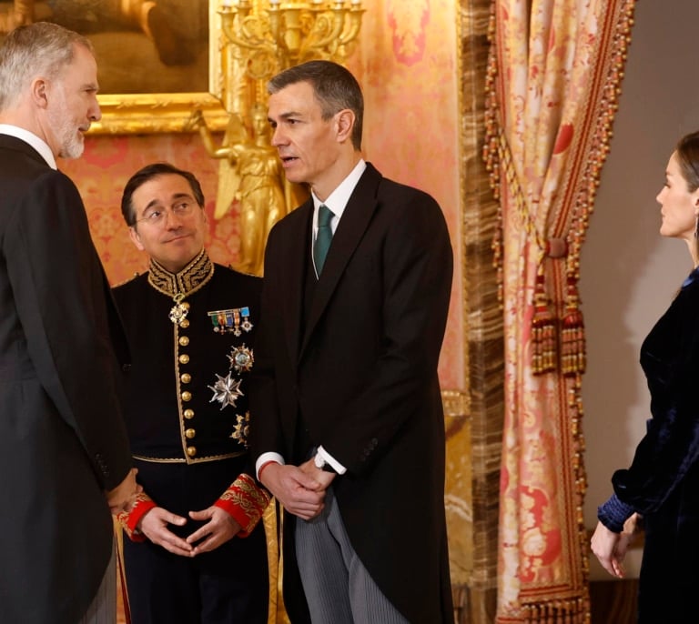 Los diplomáticos vuelven a pedir la intermediación de Sánchez ante el "ninguneo" permanente de Albares