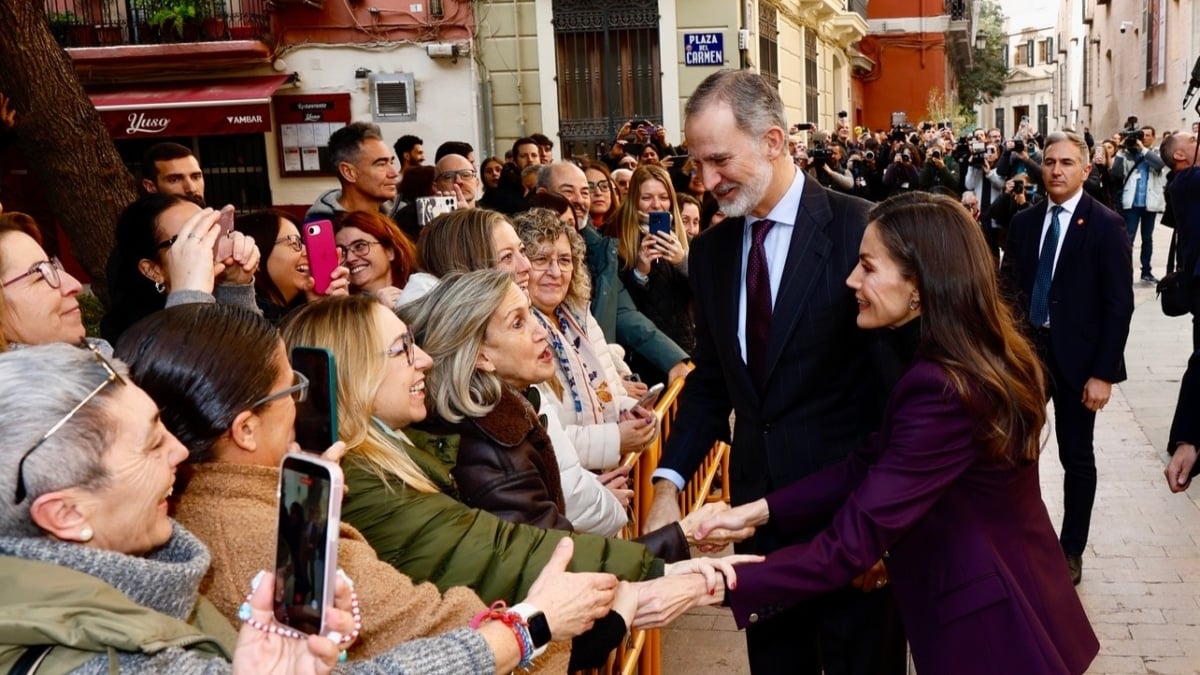 Los reyes saludan a los ciudadanos que se acercaron el mediodía de este miércoles a la plaza del Carmen de Valencia.