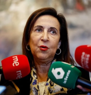 Robles no descarta que España participe en la misión europea en Groenlandia