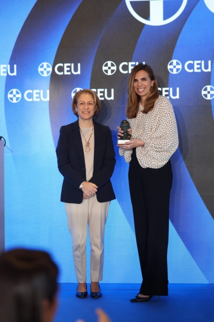 La rectora del CEU San Pablo, Rosa Visiedo, entrega el premio de Proyección y Compromiso a Marta Puyol, directora científica de la Asociación Española contra el Cáncer