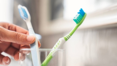 El error común que cometes al guardar tu cepillo de dientes