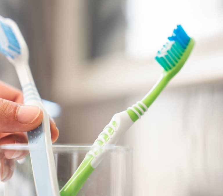 El error común que cometes al guardar tu cepillo de dientes