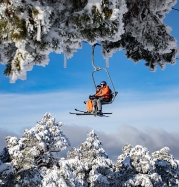 Navacerrada se llena por el buen tiempo durante la temporada de esquí