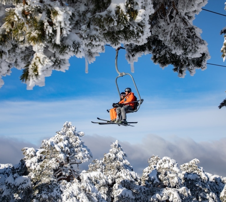 Navacerrada se llena por el buen tiempo durante la temporada de esquí