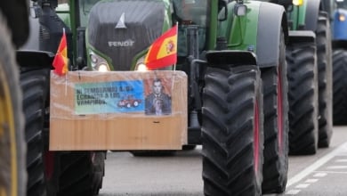 Los mensajes en los tractores del 'superjueves' del campo: "Ni sembrando ajos echamos a los vampiros"