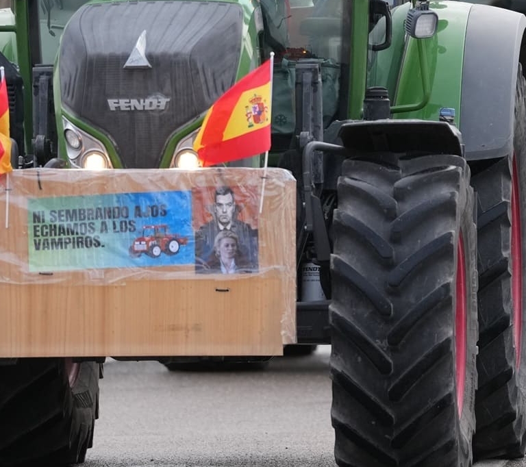 Los mensajes en los tractores del 'superjueves' del campo: "Ni sembrando ajos echamos a los vampiros"