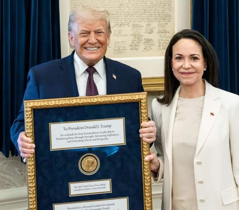 María Corina Machado tras dar la medalla del Nobel a Trump: "Contamos con el presidente para la libertad de Venezuela"