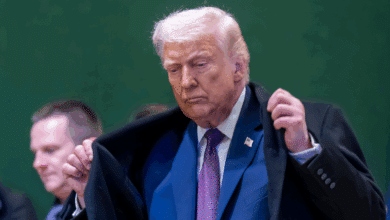 Aspirinas y un golpe en la mesa: ¿por qué Donald Trump tiene otro moratón en la mano?