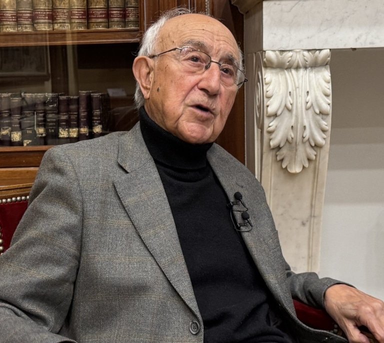 La APM premia a Víctor Márquez Reviriego, el gran cronista parlamentario de la Transición