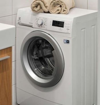 Por qué deberías echar vinagre a la lavadora