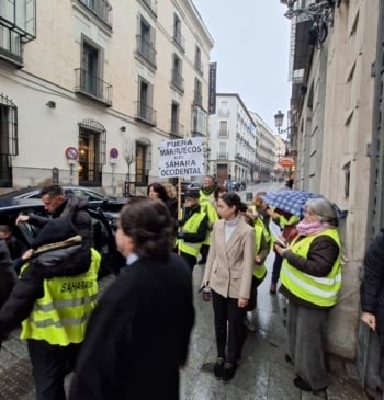 Albares, recibido en el Ateneo de Madrid al grito de "El Sáhara [...]